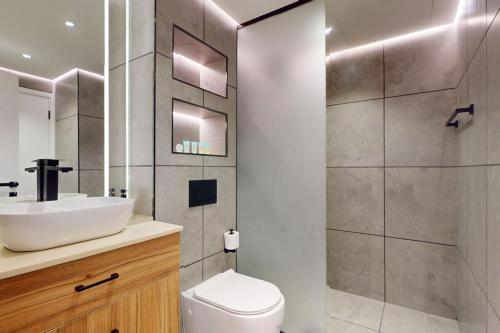 een badkamer met een wastafel, een toilet en een douche bij Al Arta 3 - Vacationer in Dubai