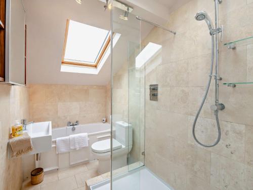 y baño con ducha, aseo y lavamanos. en 2 Bed in Harrogate HH037, en Harrogate