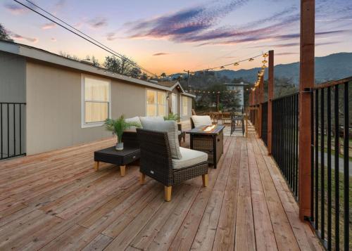 une terrasse avec des chaises et une table sur une maison dans l'établissement 4 Miles to Sequoia NTL Park, à Three Rivers