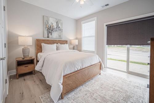 埃文斯維爾的住宿－New Construction New Furnishings Luxury Unit，一间卧室设有一张大床和一个窗户。