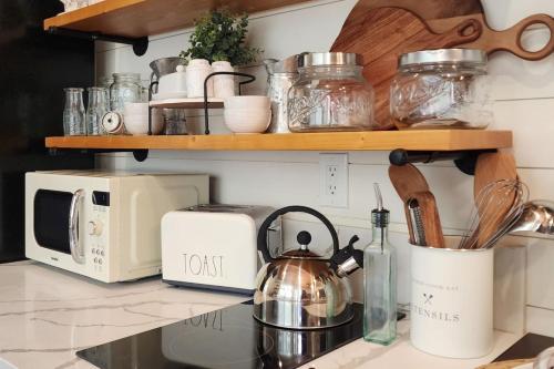 Dapur atau dapur kecil di Tiny Farmhouse on Wheels