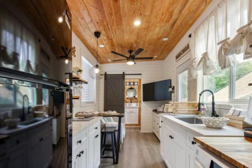 Dapur atau dapur kecil di Tiny Farmhouse on Wheels