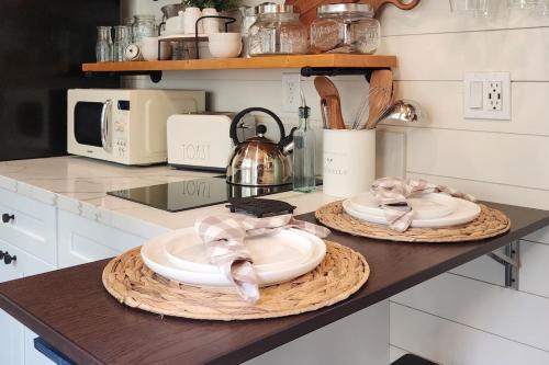 Dapur atau dapur kecil di Tiny Farmhouse on Wheels