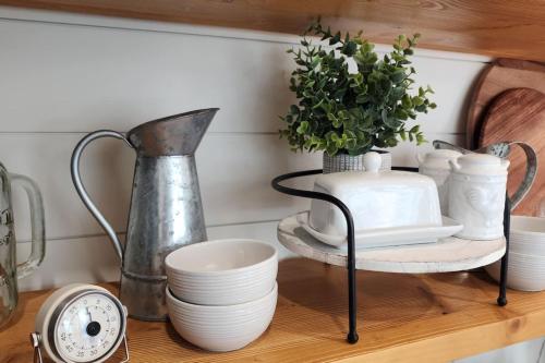 Gambar di galeri bagi Tiny Farmhouse on Wheels di Santa Clarita
