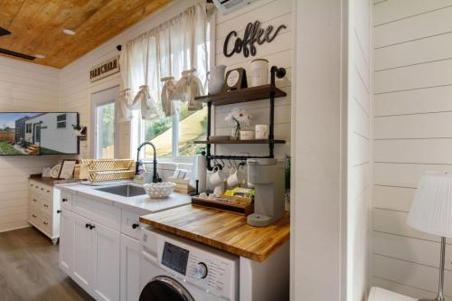 Dapur atau dapur kecil di Tiny Farmhouse on Wheels