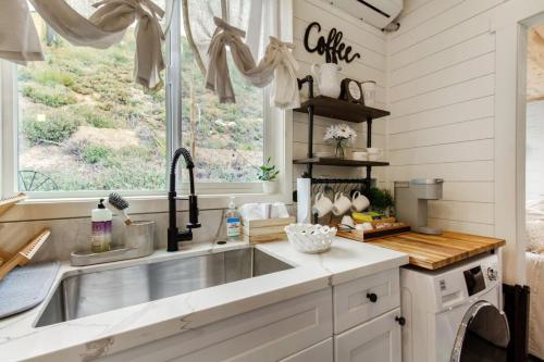Dapur atau dapur kecil di Tiny Farmhouse on Wheels