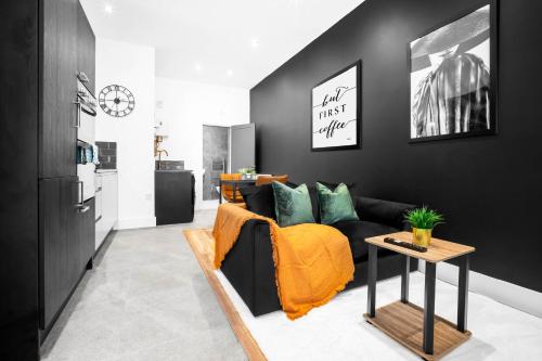 salon z kanapą i stołem w obiekcie New Luxury Apartment - Parking - Netflix - Wifi - Apt 49G w mieście Sleightholme