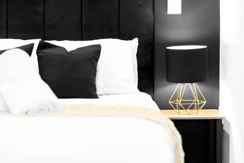Un pat sau paturi într-o cameră la New Luxury Apartment - Parking - Netflix - Wifi - Apt 49G