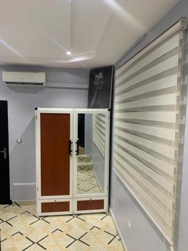 une chambre avec une porte dans une chambre avec un couloir dans l'établissement Timba belleVilla, à Cotonou