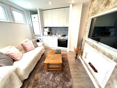 een woonkamer met een bank en een salontafel bij Modern Studio Apartment with Free Wifi in Hither Green