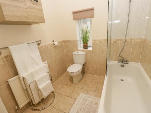 un baño con inodoro y bañera en The Squirrels, en Hebden Bridge