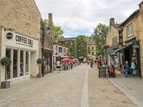 una calle adoquinada en un casco antiguo en The Squirrels, en Hebden Bridge