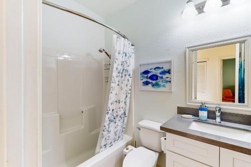 uma casa de banho com um WC, um lavatório e um chuveiro em Mariners Cove 150 em Santa Cruz