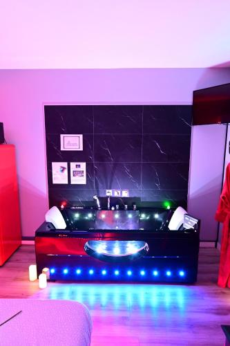 Cette chambre dispose d'un canapé et d'une table éclairée. dans l'établissement Grand Studio BISCARROSSE PLAGE Une nuit A 2 avec Sauna Luxe, Balnéo, Océan rien que pour vous, à Biscarrosse