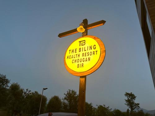 a sign for a health resort on a pole at The Billing Health Resort in Bīr