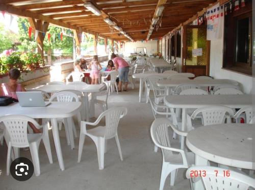 a group of tables and chairs with children sitting at them at Mobil home 5 pers proche d'Europa Park E020 in Boofzheim