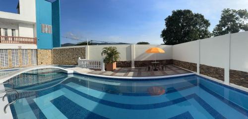 una piscina frente a un edificio en Monteverde Hotel en La Dorada
