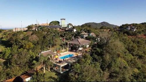 vista aerea di una casa con piscina di Silveira Eco Village Residence a Garopaba