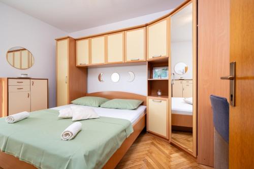 Habitación pequeña con 2 camas y espejo. en Apartment Anita, en Trogir