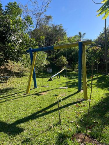 an empty swing set in a park at Espaço Chalé Cereja in Cachoeira Paulista