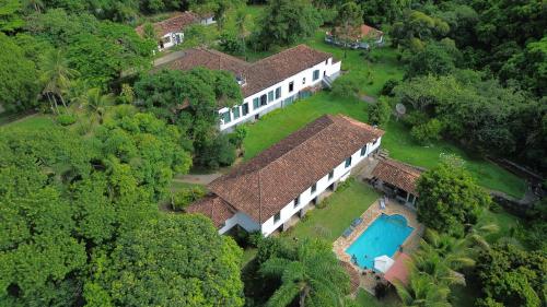 an aerial view of a house with a swimming pool at Fazenda Dos Coqueiros-Bananal-SP in Bananal