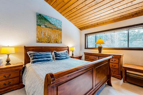 1 dormitorio con 1 cama, 2 lámparas y ventana en Bridgepoint Condo on Trail Creek, en Ketchum