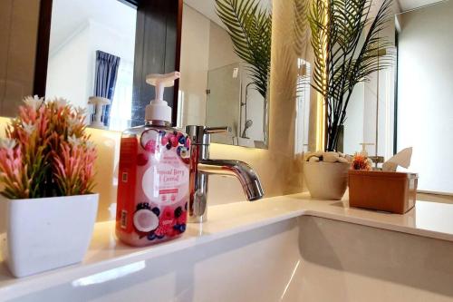 Fotografie z fotogalerie ubytování Jun's Villa Tangerang 4BR Luxury Aesthetic & Homey v destinaci Warungrebo