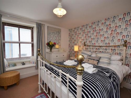 a bedroom with a bed with a black and white bedspread at 2 bed in Brixham BX021 in Brixham