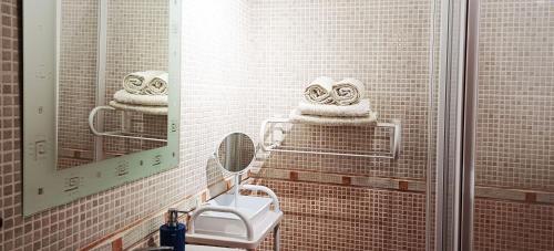 a bathroom with a sink and a mirror and a toilet at Bungalow Le Petit Chat in Pedreguer