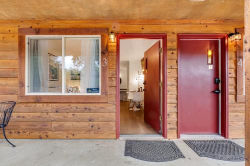 - une porte rouge sur une maison en bois avec une fenêtre dans l'établissement Mount Skokomish Room 3 at Mount Walker Inn, à Quilcene