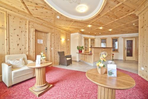 - un salon avec des murs et des plafonds en bois dans l'établissement Alpenperle, à Ischgl