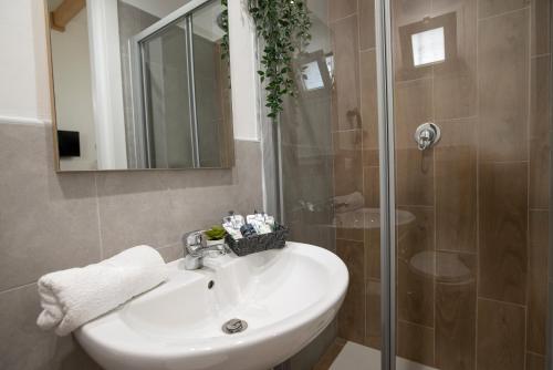 y baño con lavabo blanco y ducha. en Isonzo House en Bari