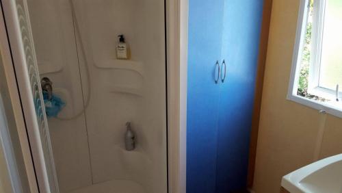 a bathroom with a shower with a toilet and a sink at Mobilhome Clermont Auvergne Climatisé in Sigean