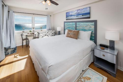 1 dormitorio con 1 cama grande y ventana grande en Nautilus 1402 - Gulf Front 1 Bedroom - 4th Floor en Fort Walton Beach