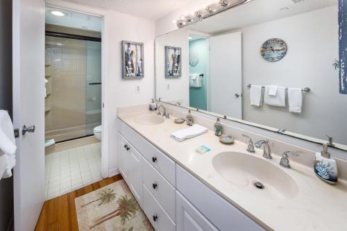 baño con 2 lavabos y espejo grande en Nautilus 1402 - Gulf Front 1 Bedroom - 4th Floor en Fort Walton Beach