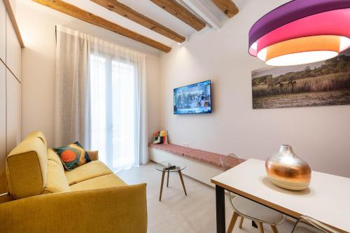 un soggiorno con divano e tavolo di C&C Apartments a Figueres