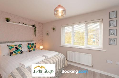 une chambre avec un lit et une fenêtre dans l'établissement 2 Bedroom House By Locke Stays Short Lets & Serviced Accommodation South Shields with Free Parking, à Jarrow