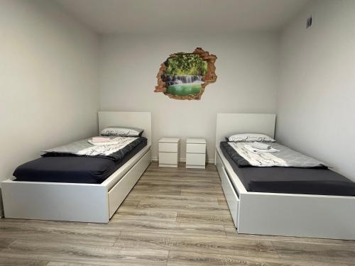 Łóżko lub łóżka w pokoju w obiekcie Olis Appartement in Neuss