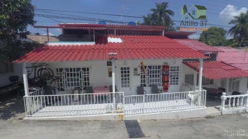 een klein wit huis met een rood dak bij Melgar-Tolima-Apartaestudio in Melgar