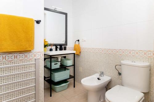 bagno con servizi igienici bianchi e lavandino di RELAX a Torrevieja