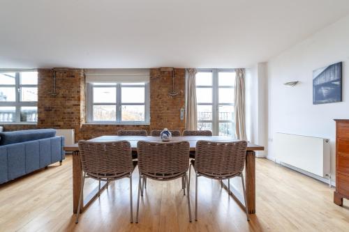 sala de estar con mesa y sillas en Elegance & Chic Design - 2-bedroom Haven, en Londres