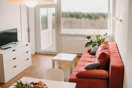 - un salon avec un canapé rouge et une télévision dans l'établissement 7/504, à Goslar