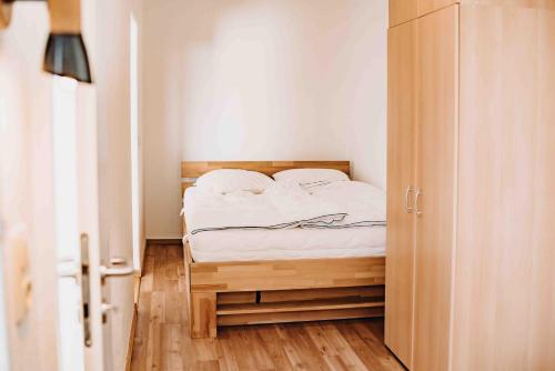 - une petite chambre avec un lit et un placard dans l'établissement 7/504, à Goslar