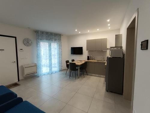 eine kleine Küche mit einem Tisch und einem Kühlschrank in der Unterkunft Villa Laura Holiday House in Bologna
