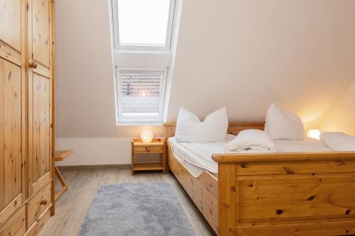 ein Schlafzimmer mit zwei Betten und einem Fenster in der Unterkunft 50158... in Carolinensiel