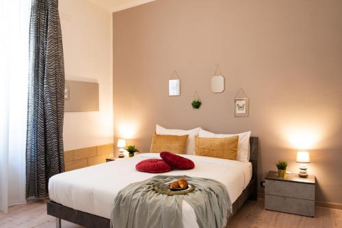 sypialnia z dużym łóżkiem z czerwonymi poduszkami w obiekcie Karafa w mieście Bari