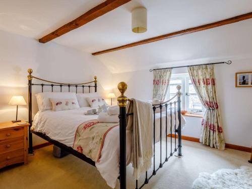 a bedroom with a bed and a window at 2 Bed in Cerne Abbas BRAMC in Cerne Abbas