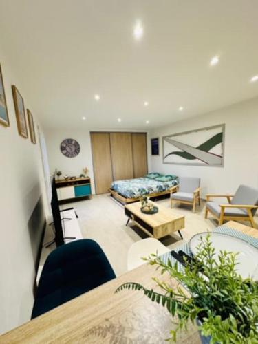 un salon avec un canapé et une table dans l'établissement Joli studio dans villa niçoise sur les collines, à Nice