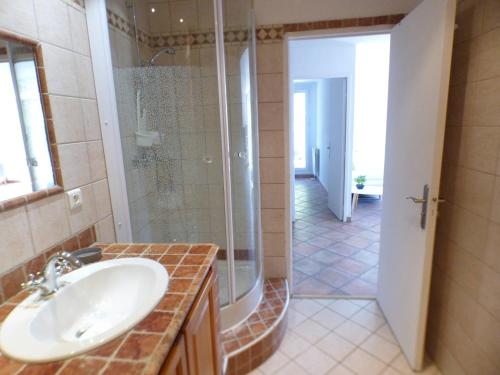 un baño con lavabo y ducha en Terrasse pleine vue mer, 4 chambres, climatisation, boulodrome,, en La Seyne-sur-Mer