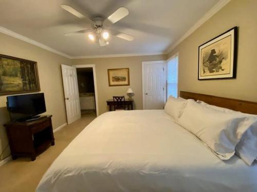 - une chambre avec un lit blanc et une télévision dans l'établissement WALK to Vandy & Love Circle Park, à Nashville